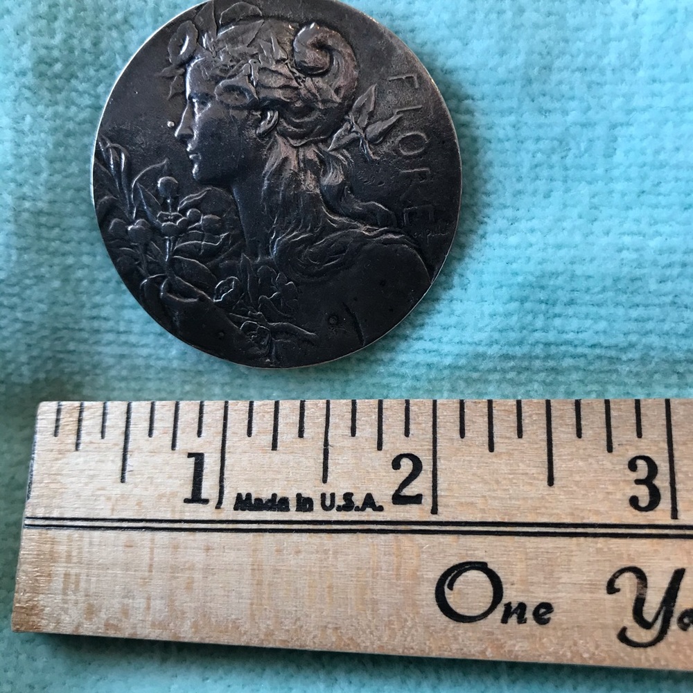 Vintage cameo flore lady pin ❤️🥰 - Picture 4 of 5